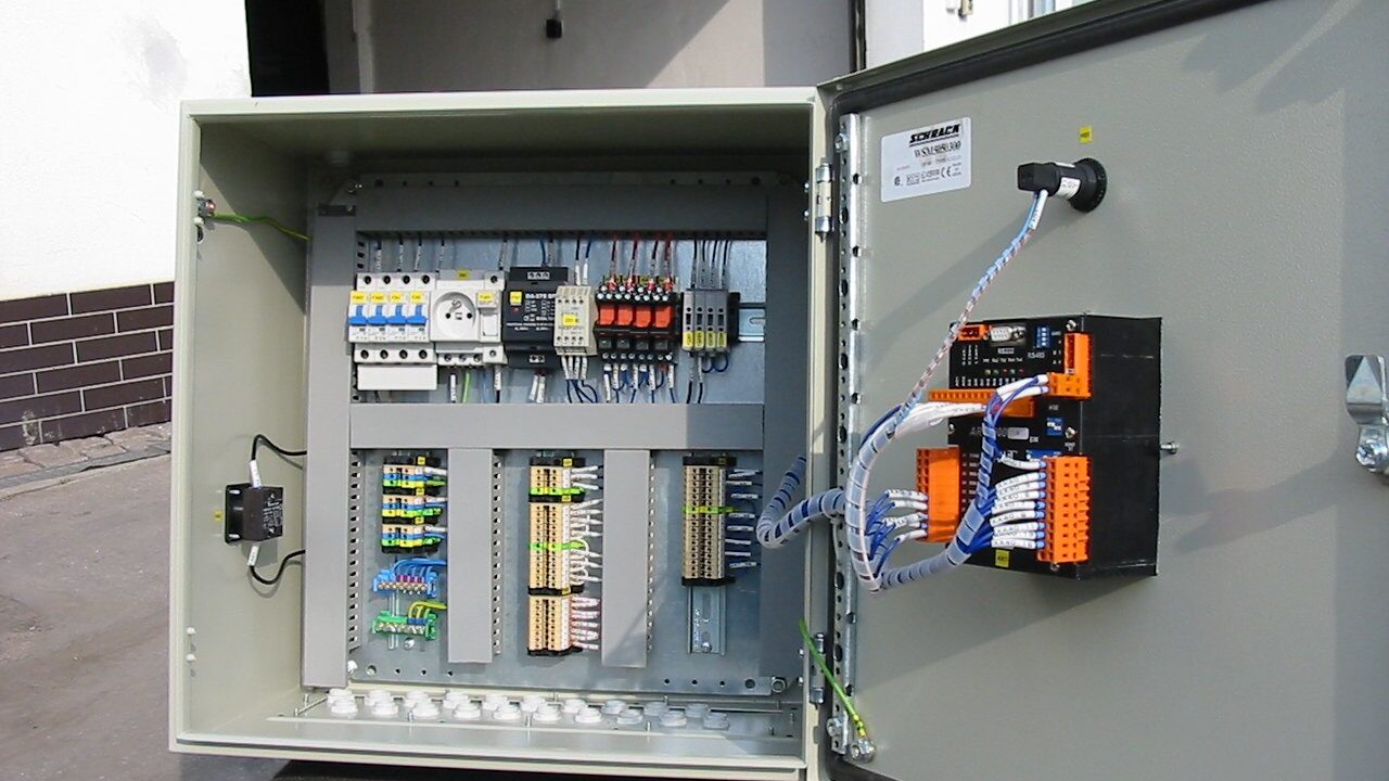 Proud pod kontrolou: proč se revizím elektroinstalace nevyplácí vyhýbat