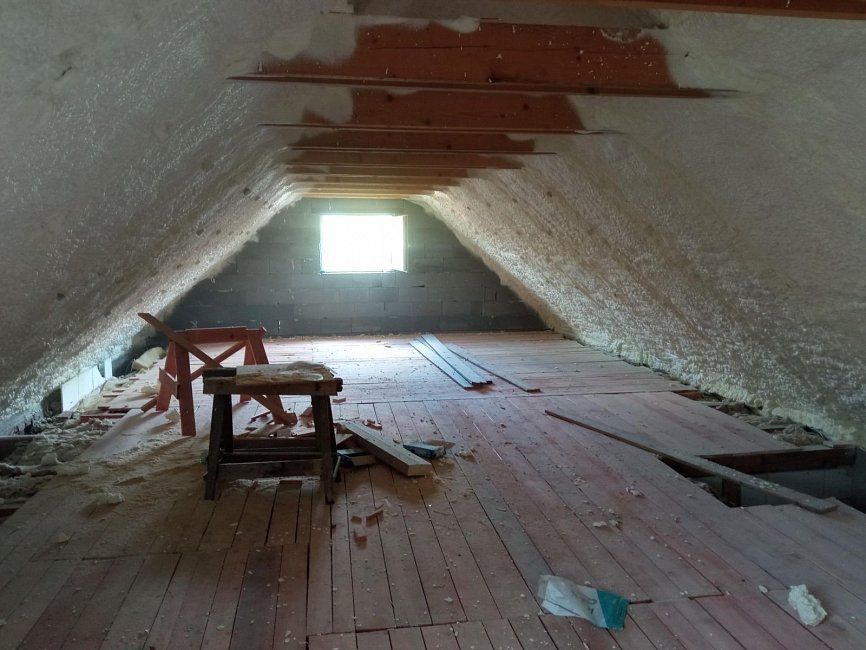 Co to je stříkaná izolace a proč je tak oblíbená